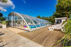 Dom Wczasowy Rudnik w Chłapowie – zadaszony basen z leżakami dla gości