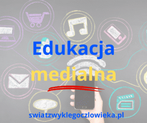 Edukacja medialna. Rysunek kredą przedstawiający ikony Internetu i telefon w dłoni. Kluczowa rola edukacji medialnej w ocenie treści cyfrowych.